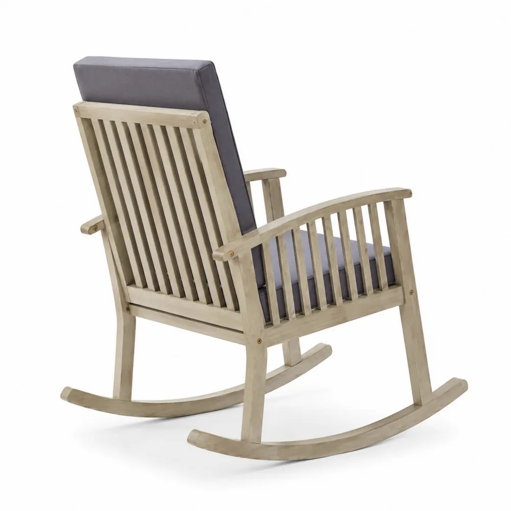 Chaise berçante en bois avec coussin gris