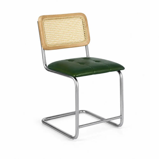 Chaise en métal, dossier en rotin et assise en cuir vert